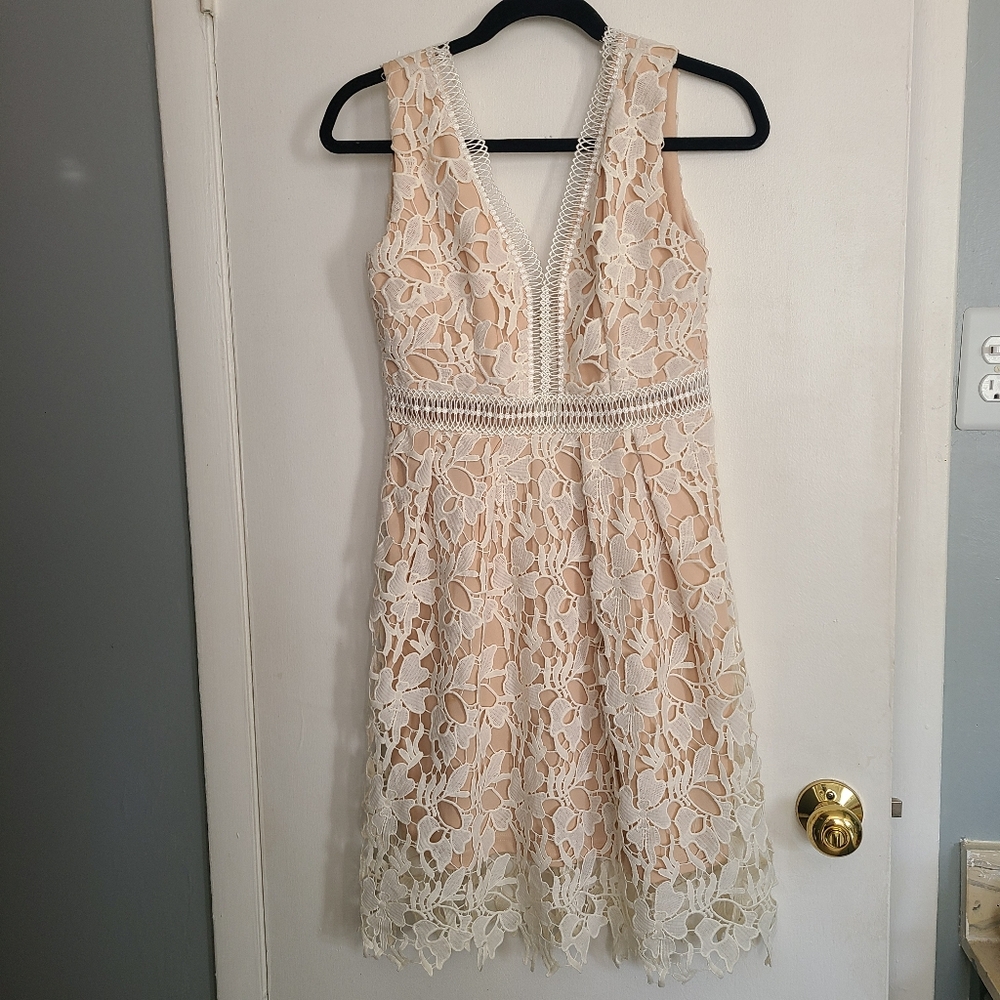 Romeo and Juliet Couture Women Romantic Elegant Beautiful Neutral Lace Dress S M